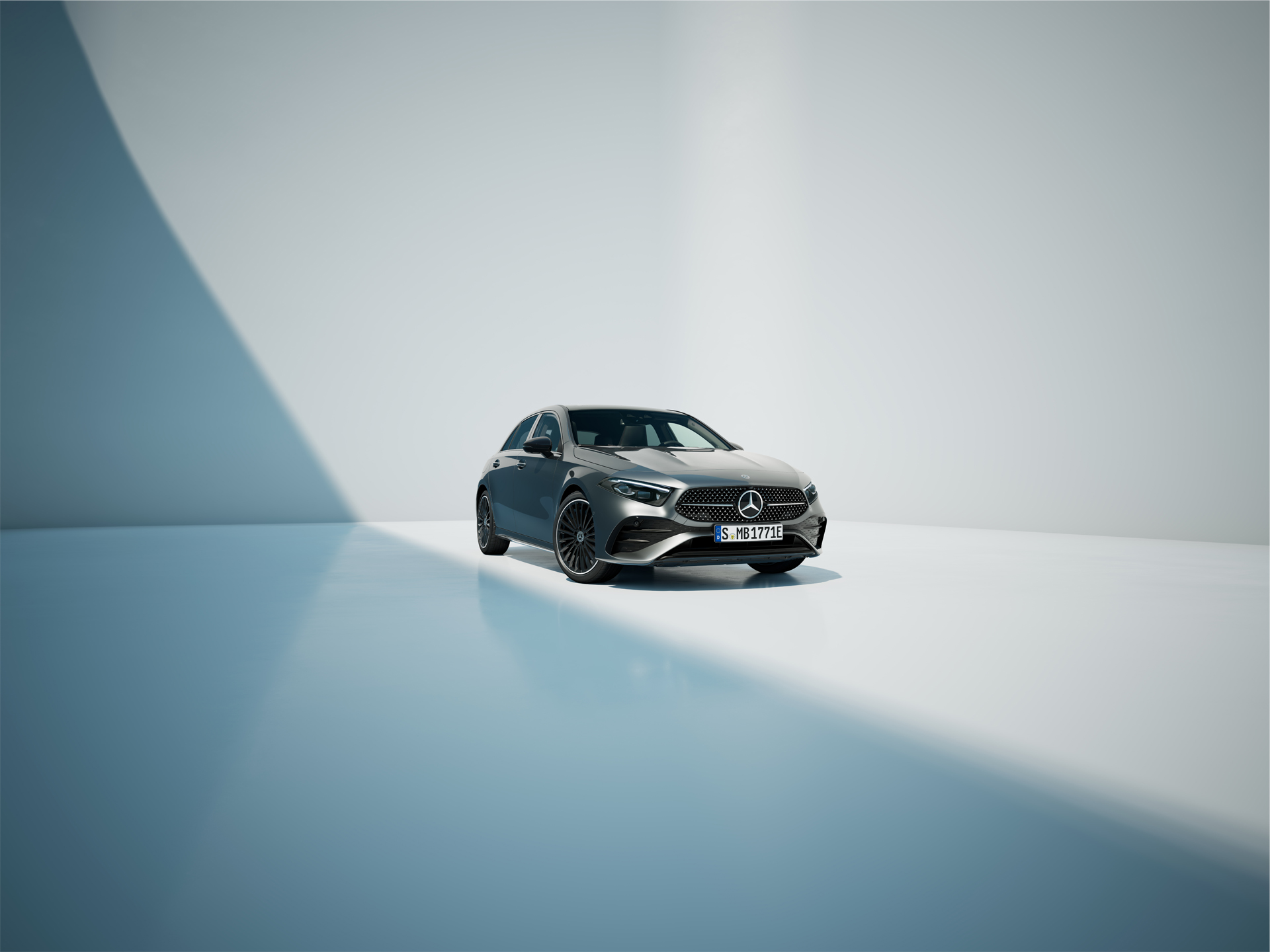 Mercedes-Benz Classe A Blanche en mouvement - Vue de trois quarts du profil